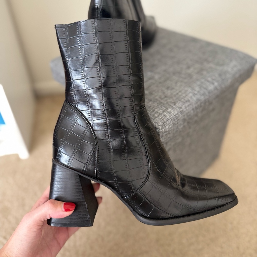 🖤 Princess Polly Black Croc Embossed Block Heel Boots
